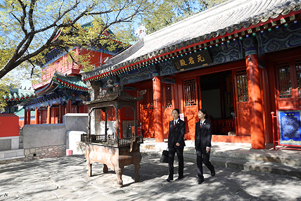 ���඼��һ��ɽ������ס�vʷ��,���ퟟ��ζ