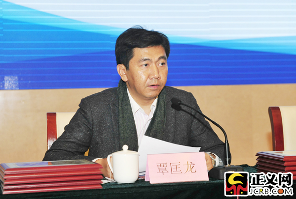 正義網(wǎng)總裁兼總編輯覃匡龍做評選說明