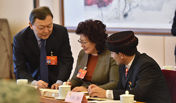 新疆代表團(tuán):變轉(zhuǎn)隸為轉(zhuǎn)機(jī) 檢察工作穩(wěn)步向前