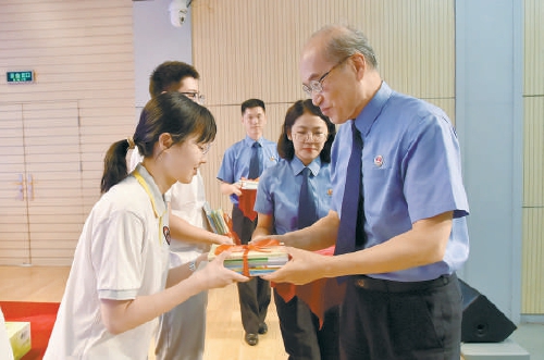 張軍第三次到北京二中與師生共話未成年人保護